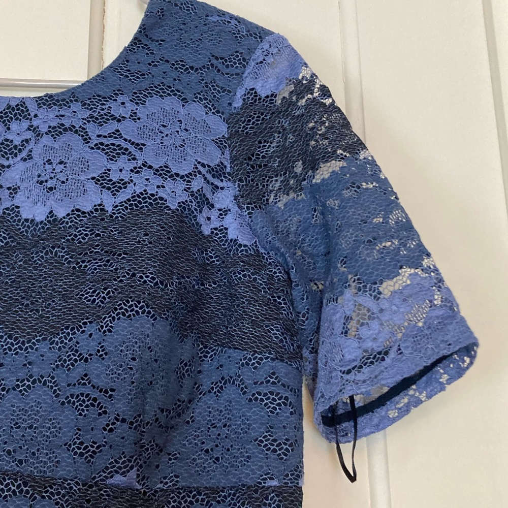 Ladies small blue maternity dress. Floral lace.